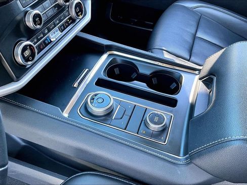 Used 2024 Ford Expedition XLT image 13