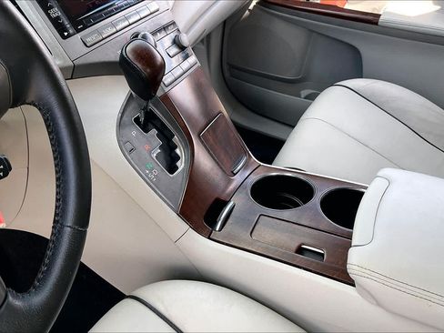 Used 2011 Toyota Venza w/ Leather Pkg FWD image 16