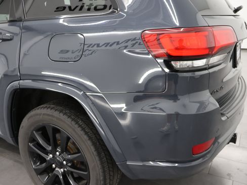 Used 2018 Jeep Grand Cherokee Altitude AWD/4WD image 32