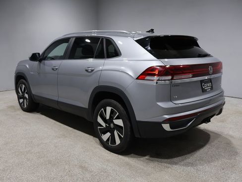 Used 2025 Volkswagen Atlas Cross Sport SE image 4