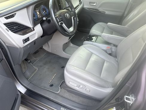 Used 2018 Toyota Sienna XLE Premium image 13