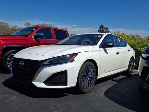 Used 2025 Nissan Altima 2.5 SV FWD image 2