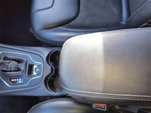 Used 2019 Jeep Cherokee Latitude Plus w/ Comfort/Convenience Group image 20