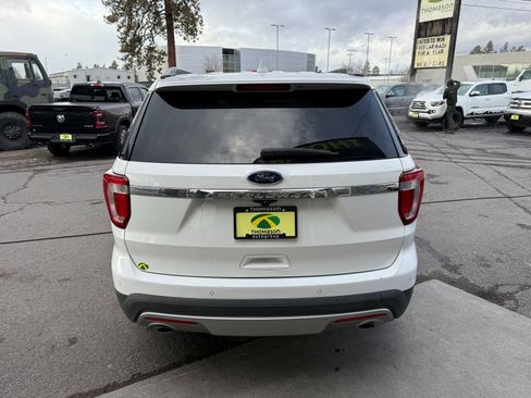 Used 2017 Ford Explorer XLT image 3