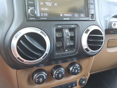Used 2013 Jeep Wrangler Unlimited Rubicon w/ Connectivity Group AWD/4WD image 33