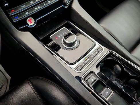 Used 2020 Jaguar F-PACE Premium image 17