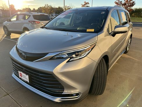 Certified 2024 Toyota Sienna Platinum image 3
