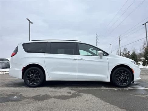 Used 2021 Chrysler Pacifica Limited w/ S Appearance Package image 3
