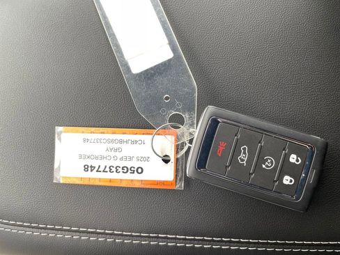 New 2025 Jeep Grand Cherokee Limited w/ Black Appearance Package image 17