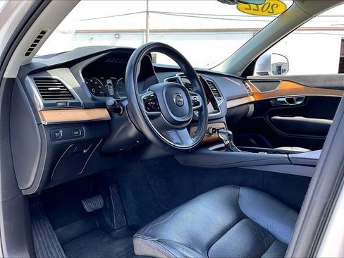 Used 2022 Volvo XC90 T6 Momentum w/ Climate Package image 8