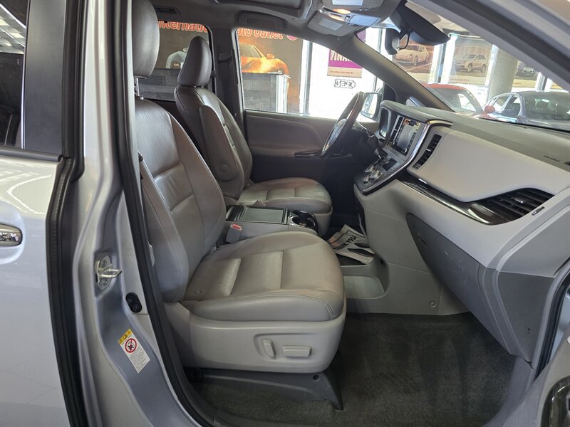 Used 2019 Toyota Sienna XLE w/ XLE Navigation Package FWD image 14