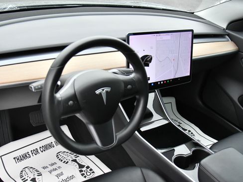 Used 2019 Tesla Model 3 Standard Range image 14