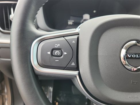 Used 2025 Volvo XC60 B5 Core image 6