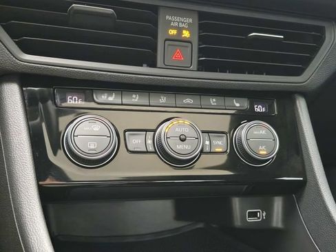Used 2019 Volkswagen Jetta SEL Premium FWD image 24