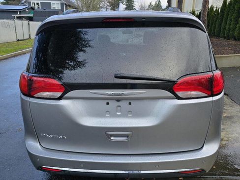 Used 2017 Chrysler Pacifica Touring-L image 5