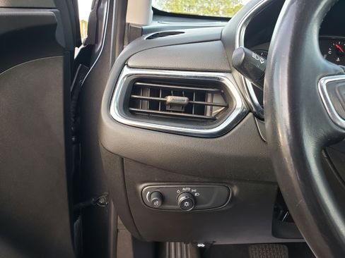 Used 2022 Chevrolet Equinox LT w/ Driver Convenience Package image 15