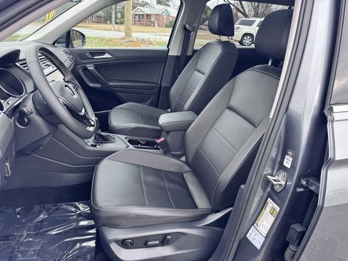 Used 2021 Volkswagen Tiguan SE w/ Panoramic Sunroof Package image 19