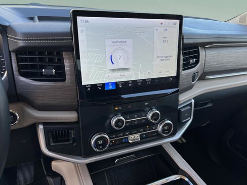 Used 2024 Ford Expedition Limited image 23