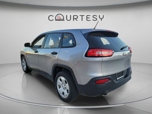 Used 2015 Jeep Cherokee Sport FWD image 2