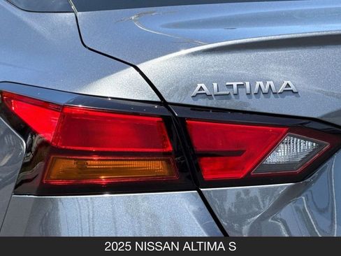 Used 2025 Nissan Altima 2.5 S FWD image 28