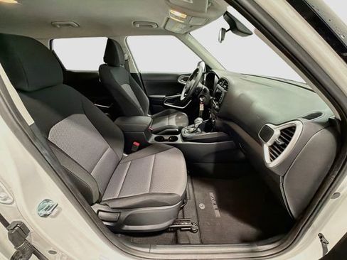 Used 2025 Kia Soul LX w/ LX Technology Package FWD image 24