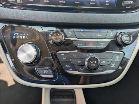 Used 2024 Chrysler Pacifica Touring-L FWD image 17