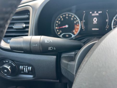 Used 2016 Jeep Renegade 75th Anniversary FWD image 20