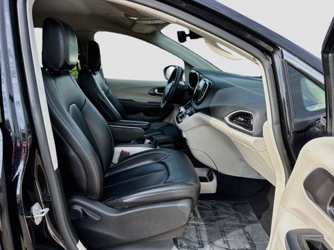 Used 2023 Chrysler Pacifica Touring-L FWD image 28