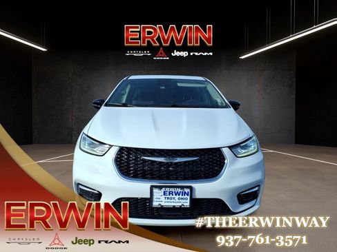 Used 2024 Chrysler Pacifica Touring-L FWD image 2