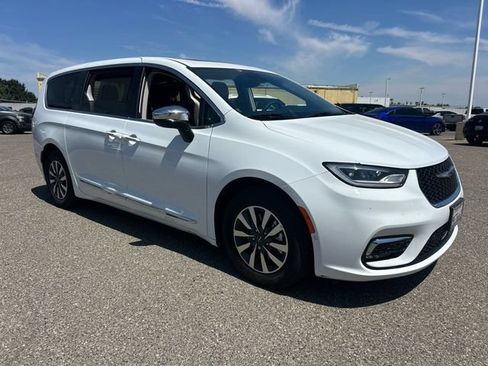 Used 2023 Chrysler Pacifica Limited w/ Uconnect Theater Family Group FWD image 3