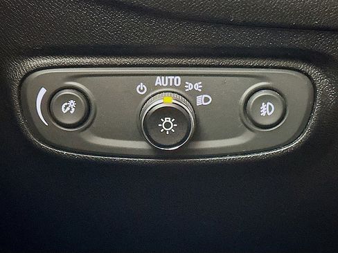 Used 2018 Chevrolet Equinox Premier image 10