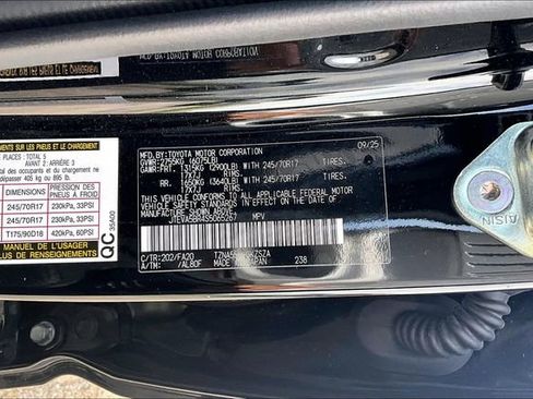 Used 2025 Toyota 4Runner SR5 AWD/4WD image 32