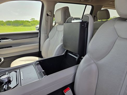 Used 2024 Jeep Wagoneer Series III AWD/4WD image 30