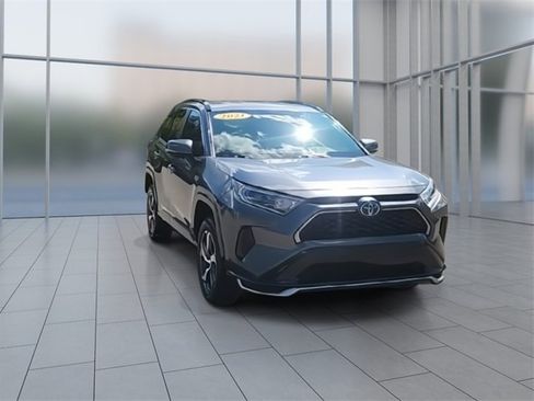 Used 2021 Toyota RAV4 SE image 3