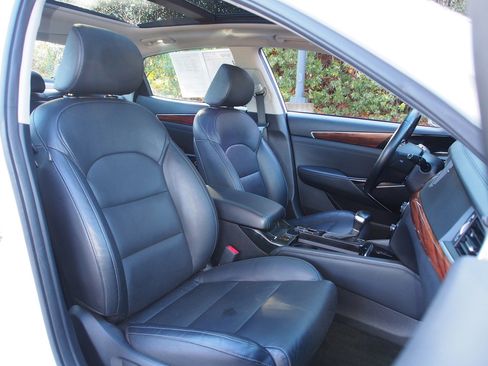 Used 2019 Kia Cadenza Technology image 11