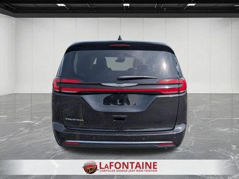 Used 2023 Chrysler Pacifica Touring-L FWD image 4