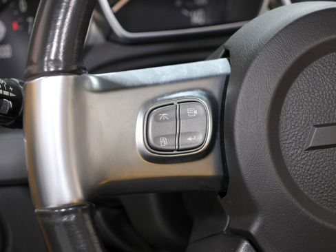 Used 2005 Chevrolet SSR w/ Preferred Equipment Group image 73