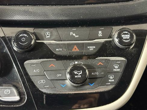 Used 2019 Chrysler Pacifica Touring-L image 16