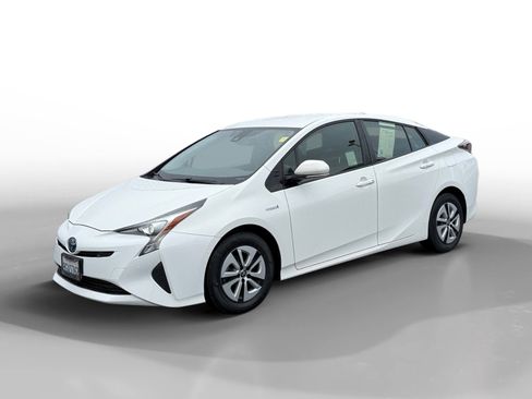 Used 2018 Toyota Prius Two image 1