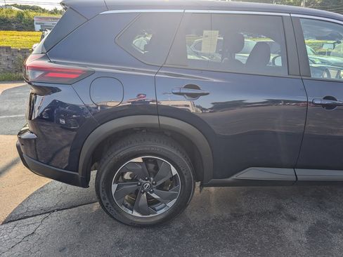 Used 2024 Nissan Rogue SV AWD/4WD image 8