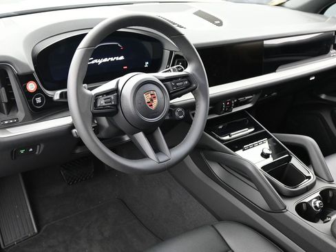 Used 2025 Porsche Cayenne Base image 4