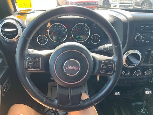 Used 2018 Jeep Wrangler Unlimited Sahara w/ Connectivity Group AWD/4WD image 16