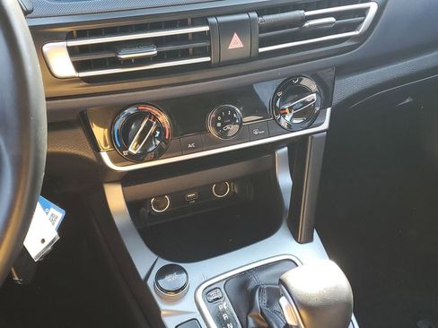 Used 2021 Kia Seltos S FWD image 19