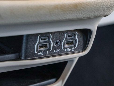 Used 2021 Chrysler Pacifica Touring-L FWD image 19