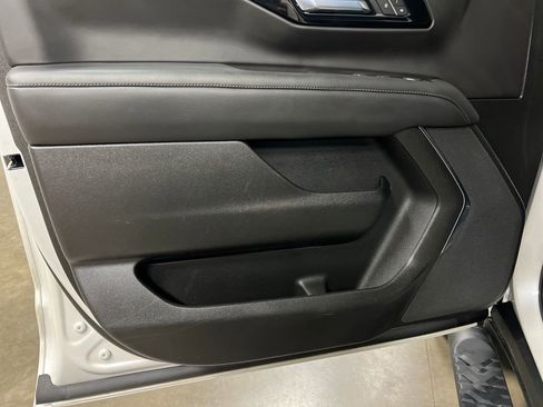 Certified 2025 Chevrolet Suburban Z71 AWD/4WD image 16