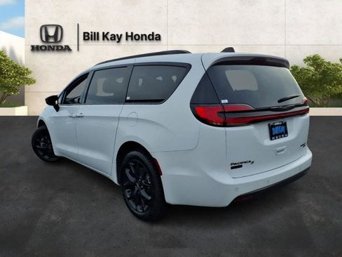 Used 2023 Chrysler Pacifica Limited w/ S Appearance Package AWD/4WD image 6