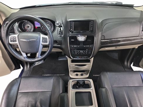 Used 2015 Chrysler Town & Country Touring-L w/ Driver Convenience Group image 9