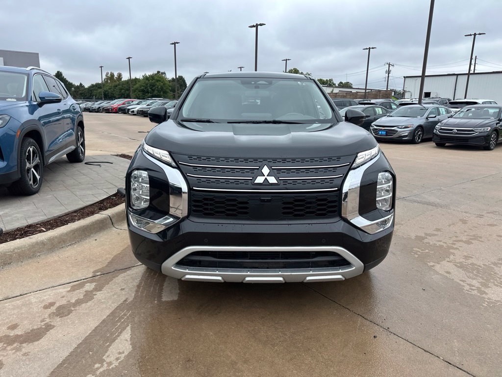 Used 2024 Mitsubishi Outlander SE FWD image 2