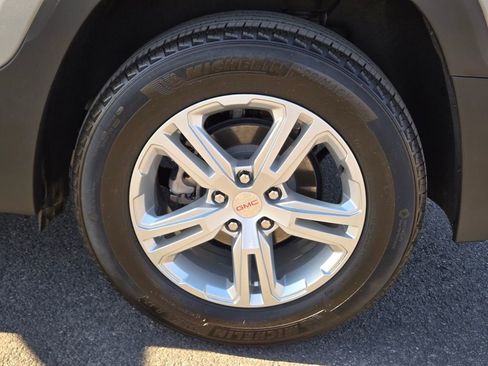 Used 2024 GMC Terrain SLE FWD image 9