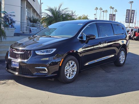 New 2026 Chrysler Pacifica Select image 3